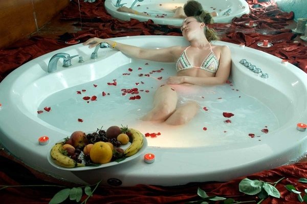 Fruktskål-badkar-bubbelpool-blommar-i-vattnet-avkoppling