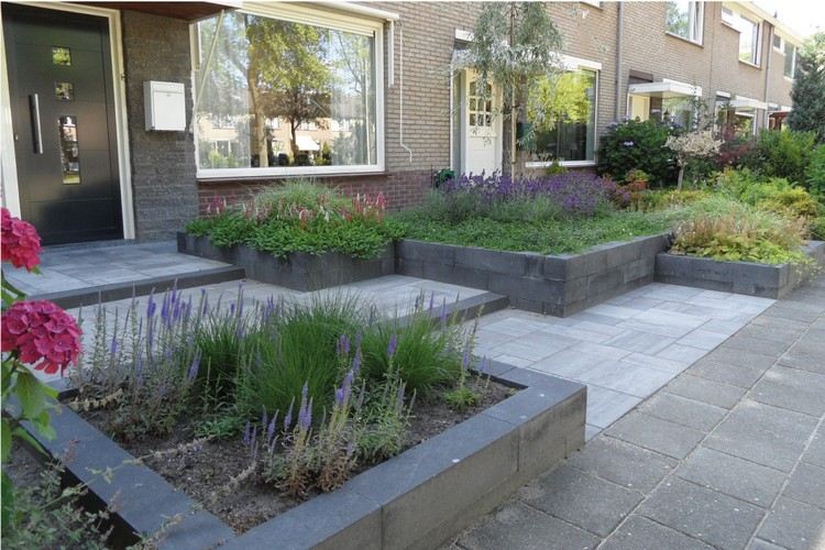 design-fram-trädgård-lättskött-upphöjda-sängar-grå-stenar-lila-rosa-blommande-växter