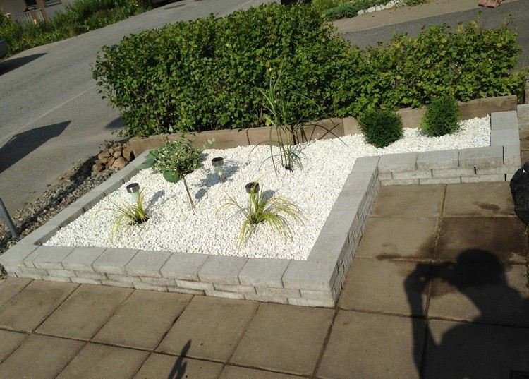 Skapa framträdgård lättskött upphöjda sängbetongplattor-vitt grus