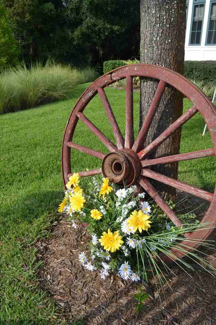 främre trädgård-design-dekoration-trä-hjul-blommor