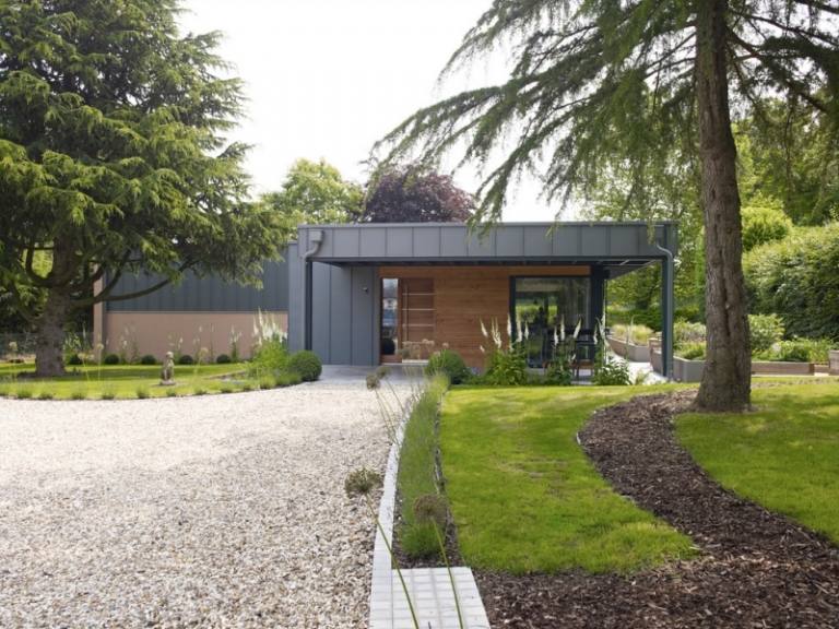Design-fram-trädgård-barrträd-hög-modern-gräsmatta