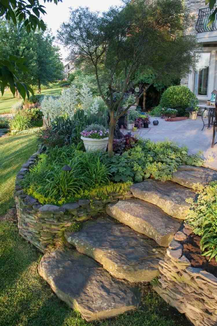 Framträdgårdsdesign-idéer-dekoration-natursten-trappor-höjda sängar-gräsmatta
