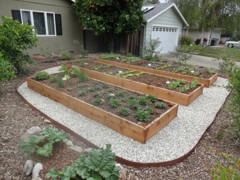 Framträdgårdsdesign med grusväg upphöjd säng idé grönsaksväxter dekoration