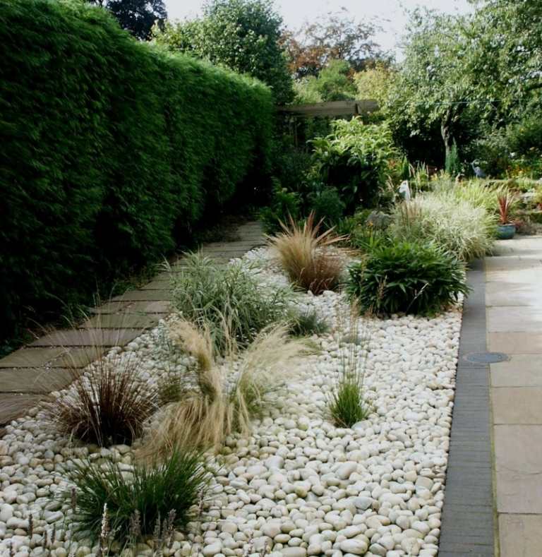 Front trädgård design med grus dekorativa tillbehör vita sten graeser