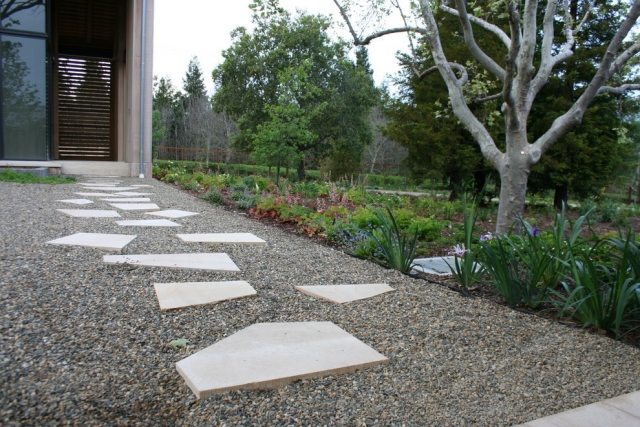 med-grus-sten-platta-stigar-sittplatser-sittplatser-områden-upptagna-trädgård landskap