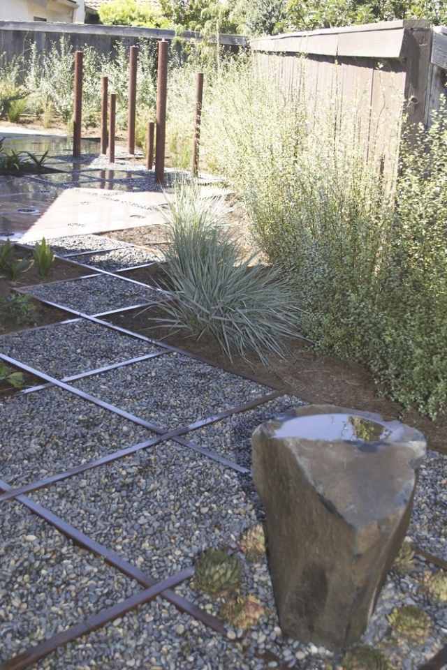 Trädgård-gångstigar-forma-stenar-rullade-metall-kvadratisk-struktur