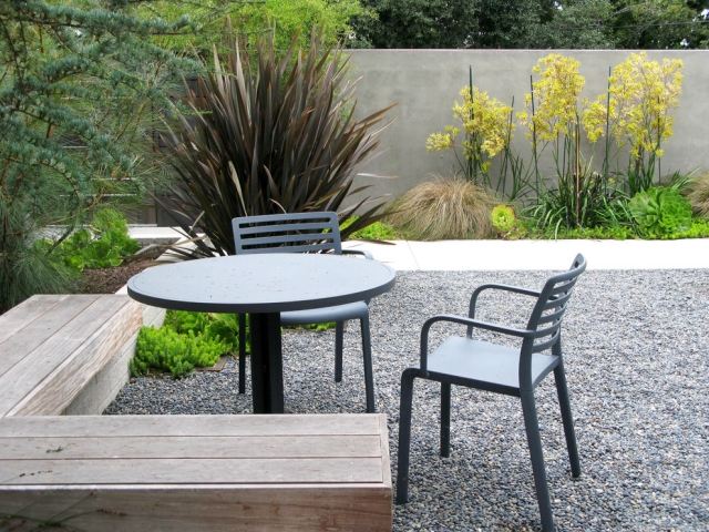 Sittområde-i-trädgården-trä-bänk-metall-stolar-tvättar grusgrått
