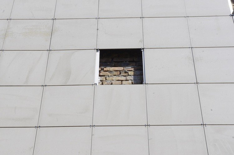 gardin-bak-ventilerad-fasad-kvadrat-fasad-paneler-grå