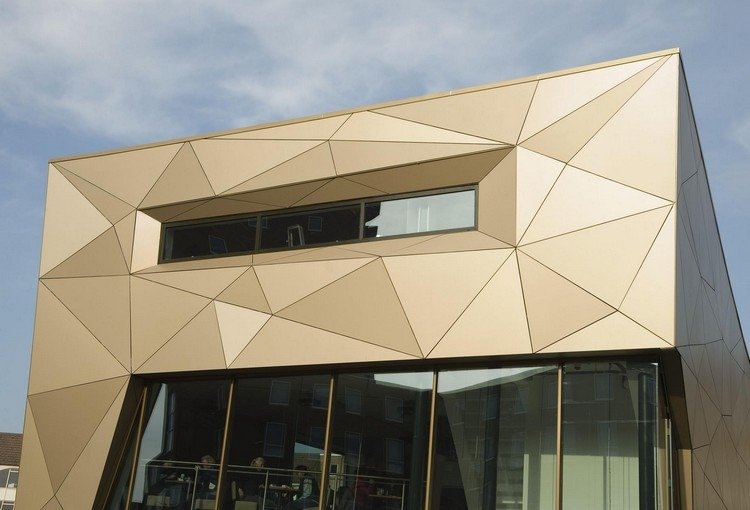 gardin-bak-ventilerad-fasad-moderna-guldfärgade-fasadpaneler