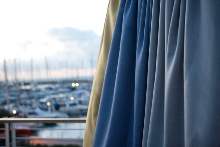 Gardiner för vardagsrum-ogenomskinliga-blå-färger-frihet-dekortex-havsutsikt