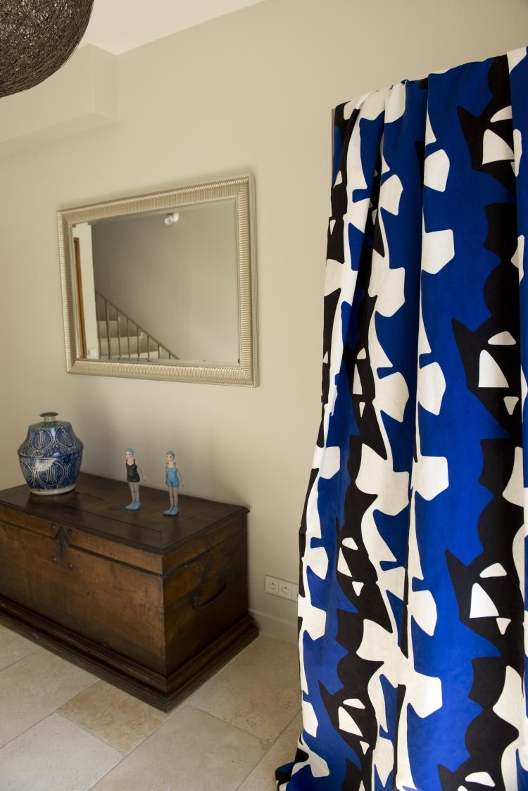 gardiner-vardagsrum-ogenomskinligt-matissemönster-blå-svart-vit-zephyr