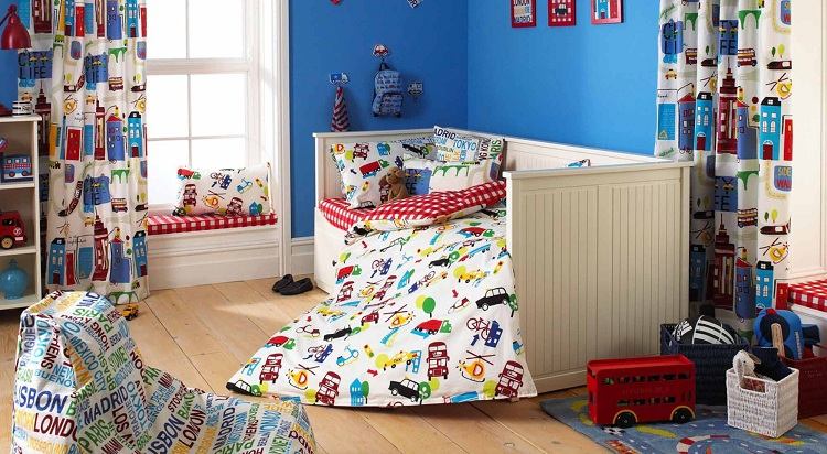 Barnkammare pojkar barnsäng sängkläder gardiner