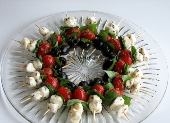 Julkrans aptitretare gör dig själv idéer fingermat ost oliver körsbärstomater