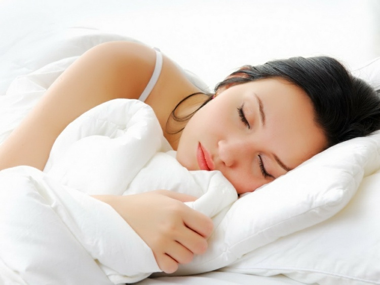 sömn-kvinna-vilsam-säng-tillväxthormoner