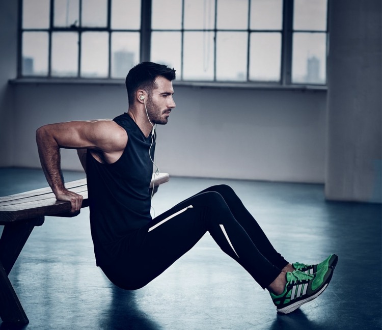 tillväxthormoner för muskelbyggande sport-man-sportskor-fitness