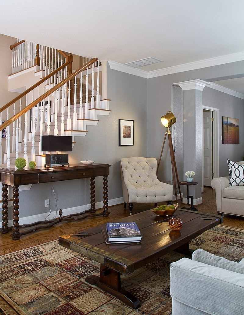 färgidéer för vardagsrummet ljusgrå designvägg rustik soffbord fåtölj vintage