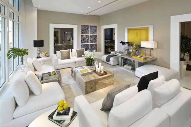 modernt-vardagsrum-ljus-grå-väggar-vita-möbler-gula-accenter