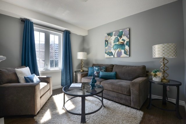 färgidéer-vardagsrum-väggar-grå-målning-brun-möbler-blå-accenter