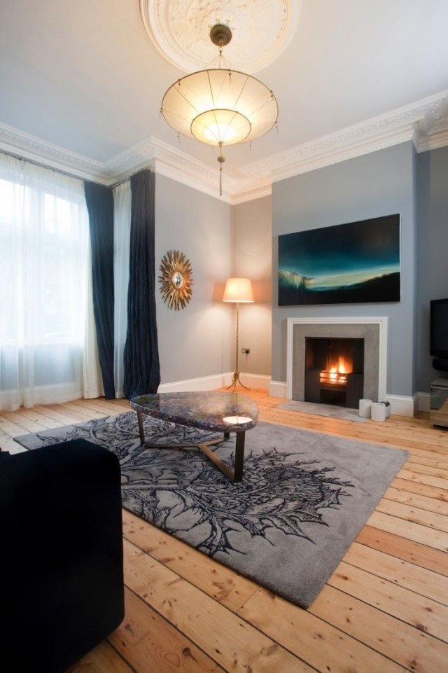 färgidéer för vardagsrummet-ljusgrå-blå-planka-golv-dekorativ-grå-matta