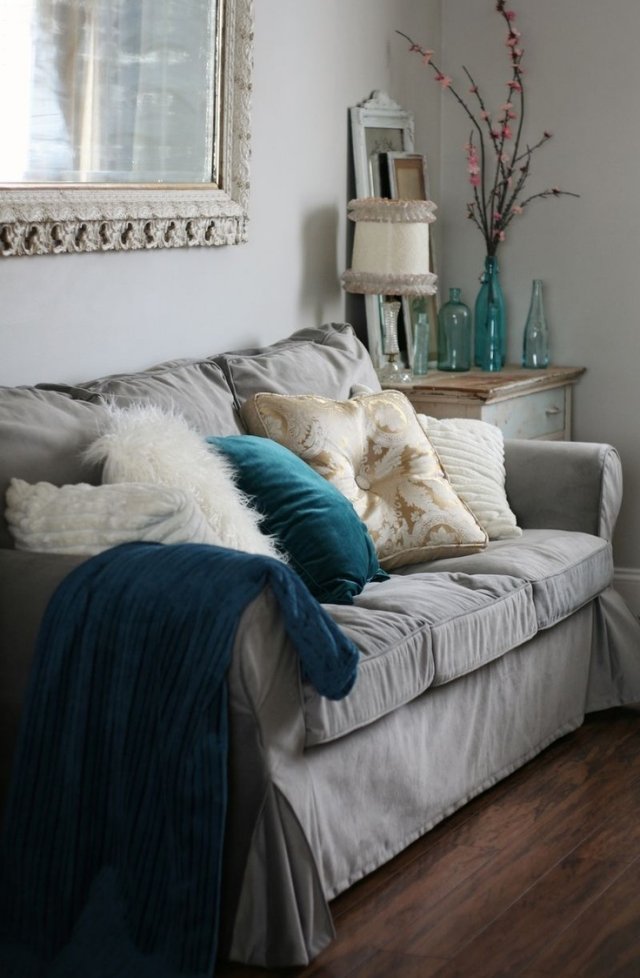 vardagsrum-väggar-ljusgrå-målning-bekväm soffa