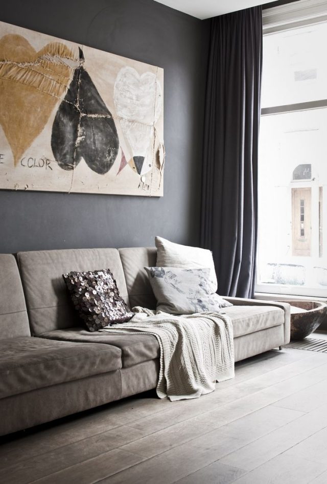färgidéer-vardagsrum-mörkgrå-väggklädd soffa