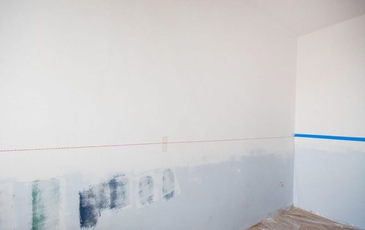 tvåfärgad vägg - måla horisontellt gör en rak linje med snöre