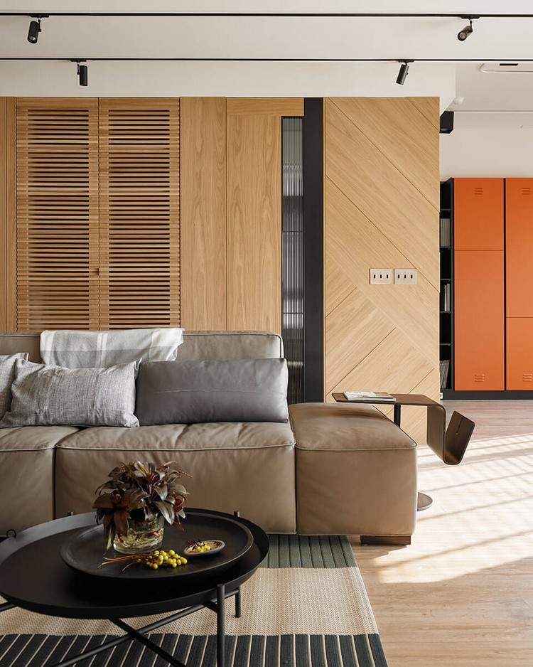 träbeklädnad-interiör-modernt-vardagsrum-soffa-sidobord