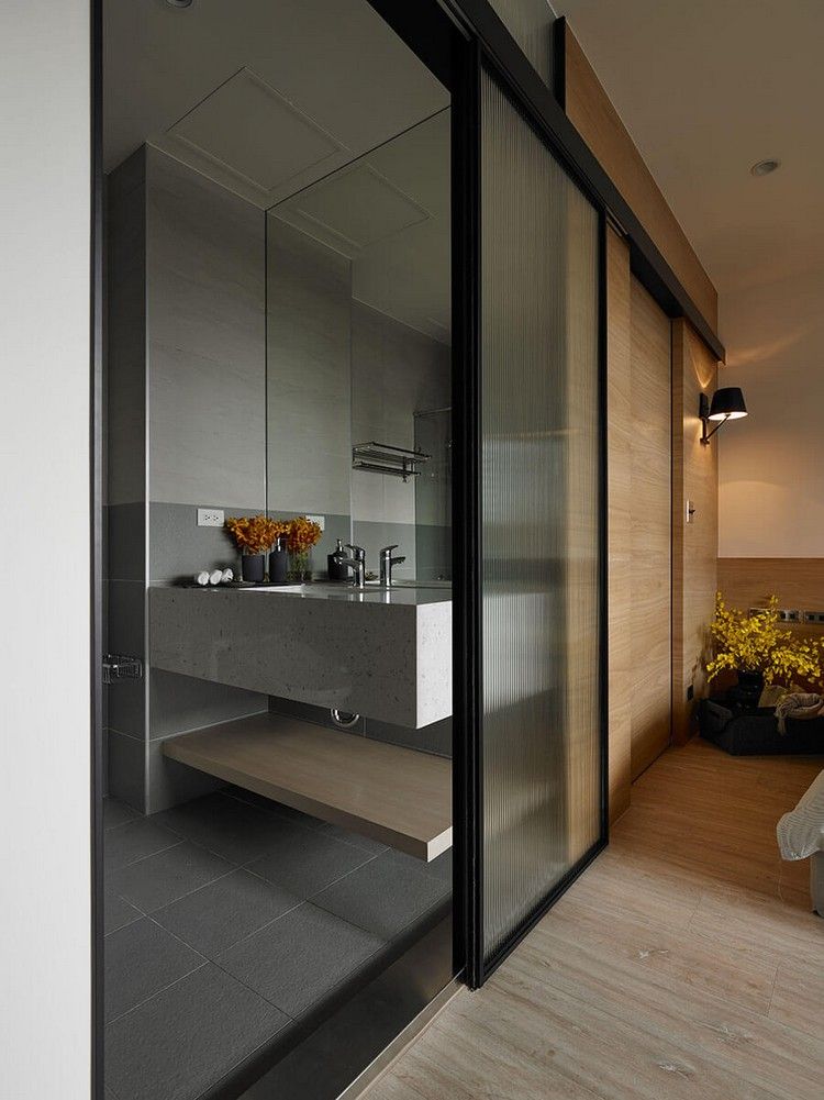 vägg-betong-look-badrum-träpanel-vägg-sovrum