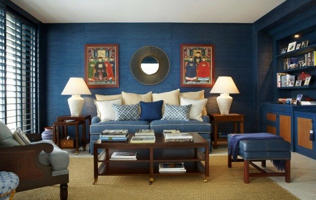 Klädda blå tyger dekorerar ett exotiskt vardagsrum