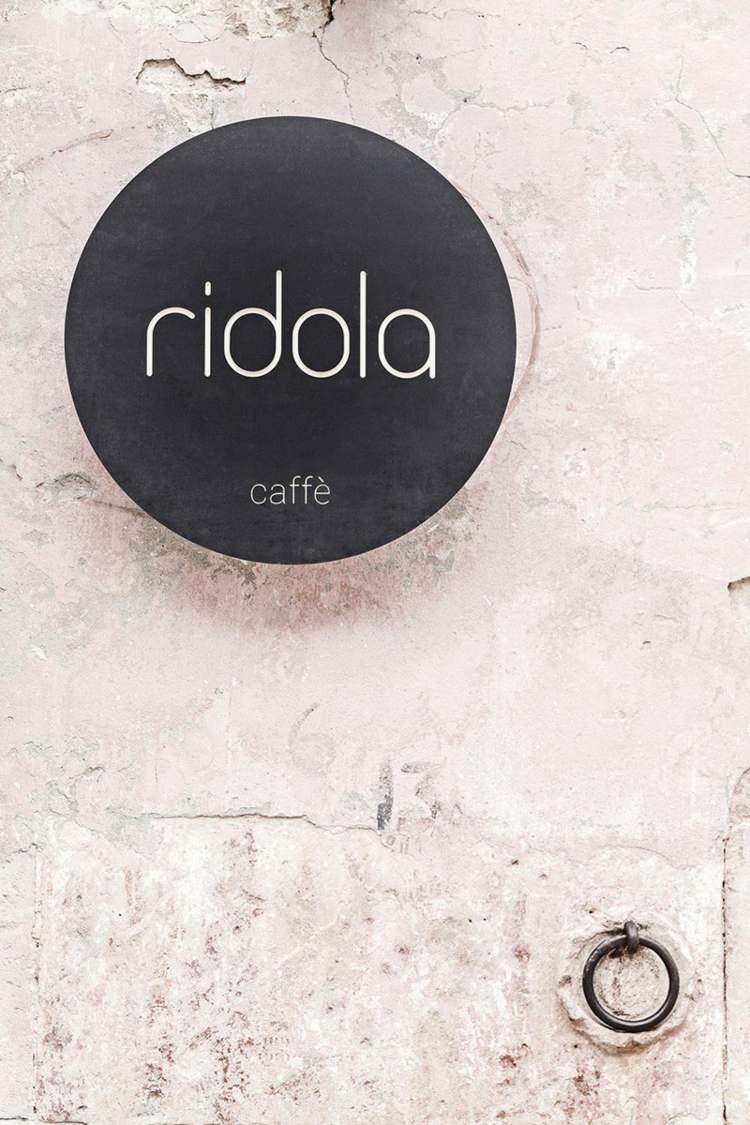 väggpaneler design skylt café namn ridola