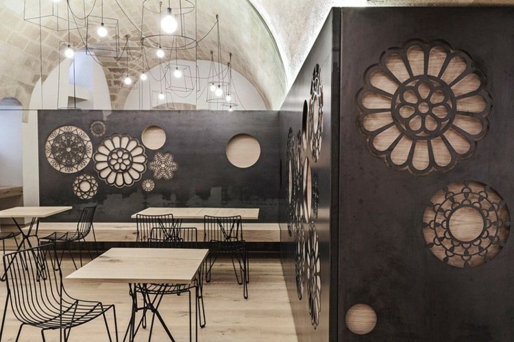 väggpaneler design blommor mönster industriell stil beklädnad metall