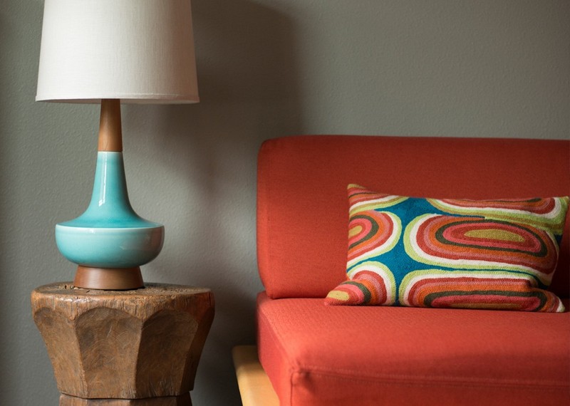 Väggfärg-vardagsrum-grå-idéer-soffa