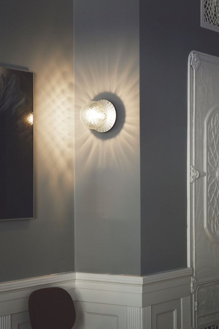 vägg- och taklampa liila glasbelysning i korridoren