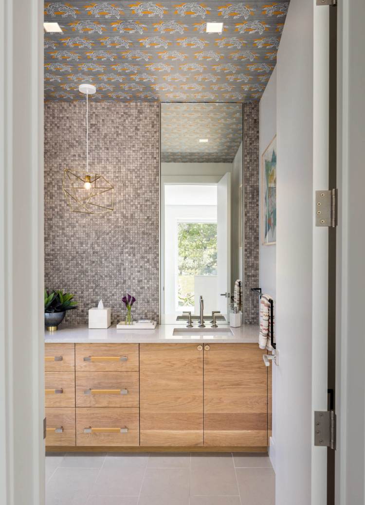 badrum grå mosaik kakel badrum skåp trä