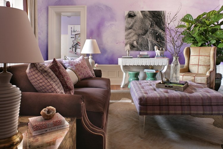 väggmålning-idéer-design-akvarell-akvarell-effekt-skumma rosa-violett-vardagsrum-stoppade möbler