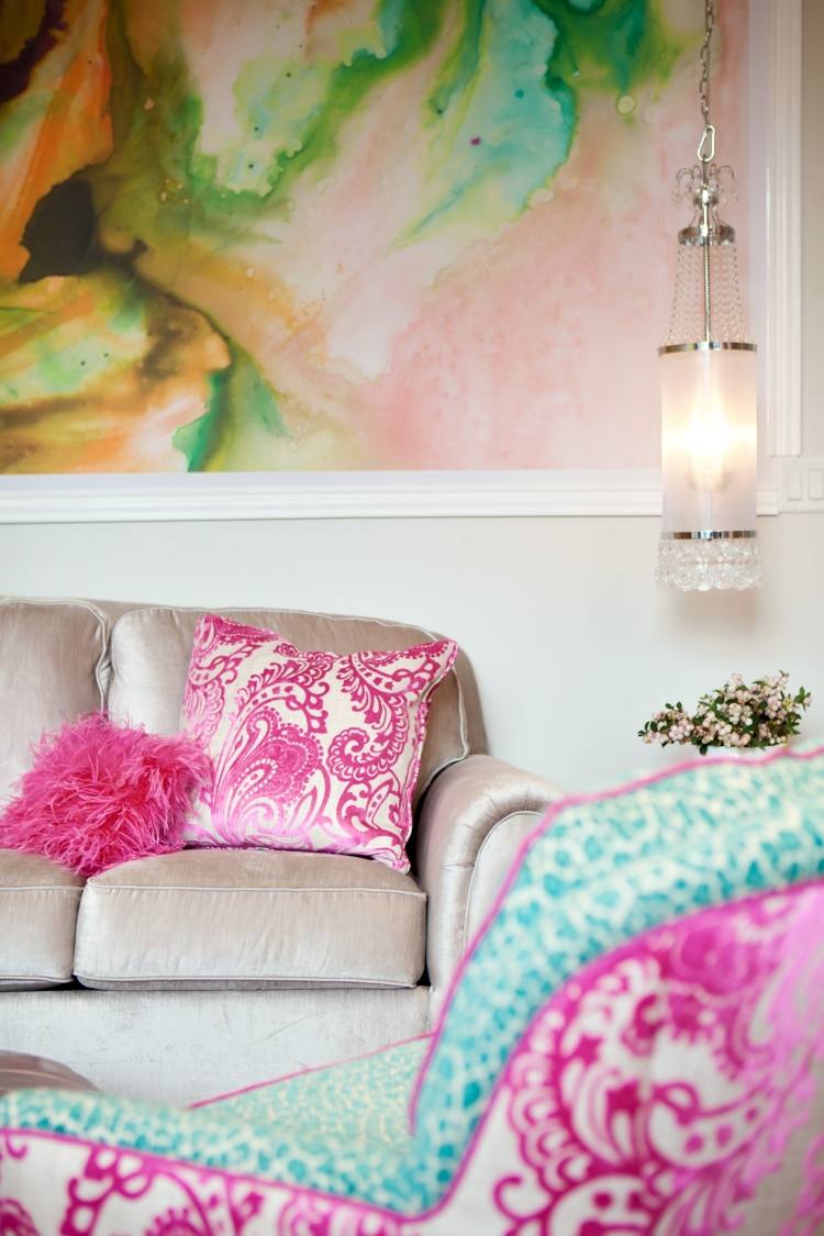 väggmålning-idéer-design-akvarell-akvarell-effekt-vardagsrum-lampa-sittplatser-rosa-klädsel