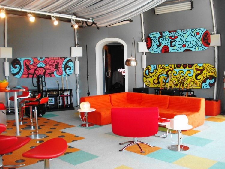 väggmålning-idéer-gatustil-graffiti-konst-sittplatser-röd-vit-modern