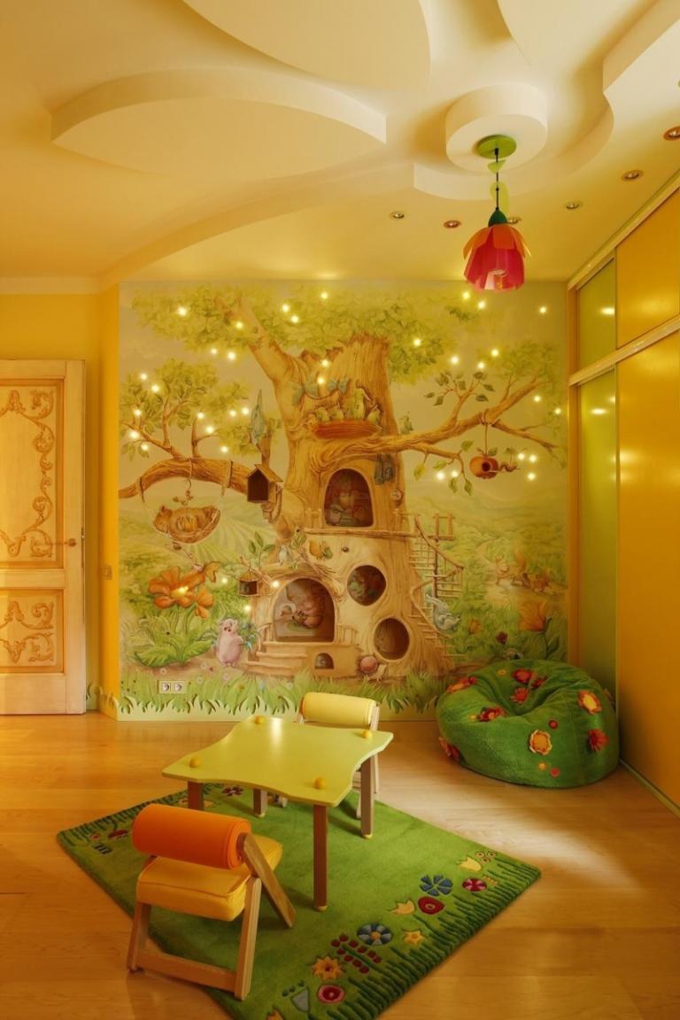 Väggmålning i barnrummet inbyggd hylla träd motiv lampor beanbag grön