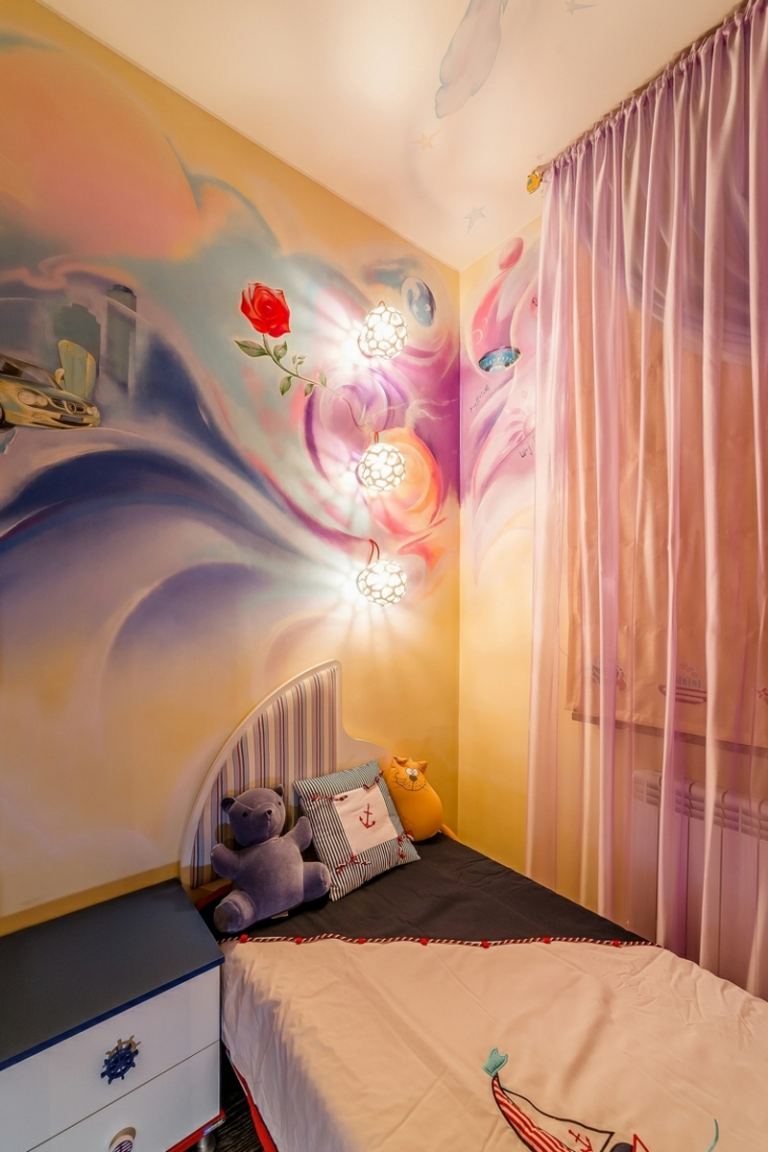 väggmålning i barnkammaren romantisk flicka lila rosa nyanser