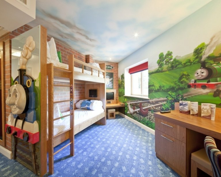 väggmålning barnrumslokomotiv thomas loft säng skrivbord trä