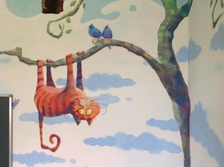 väggmålning barnrum katt roliga trädmoln lekfulla
