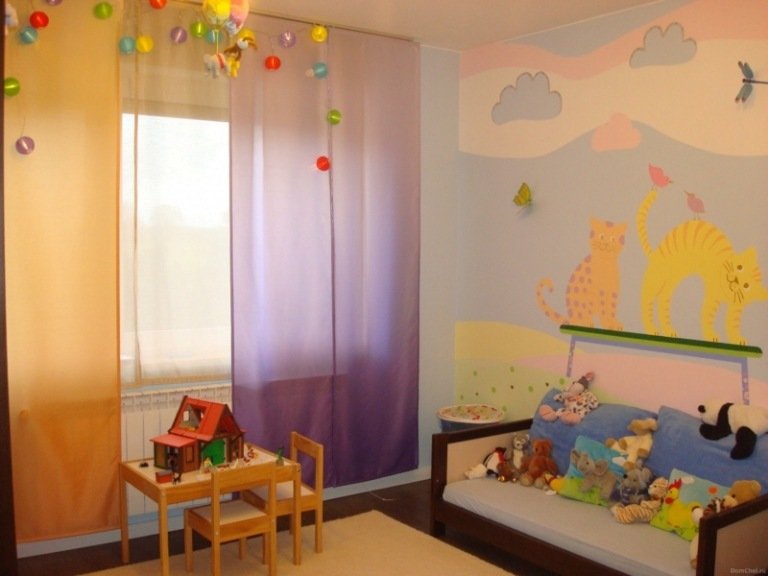 väggmålning i barnkammaren katter moln gardin lila orange bord