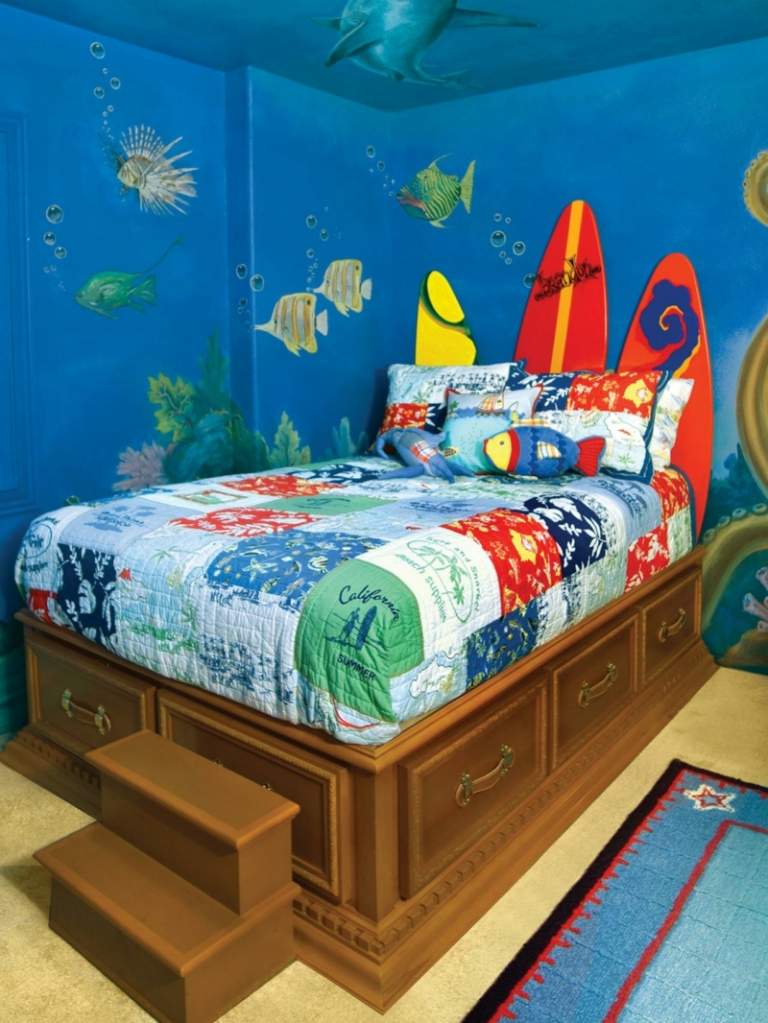 väggmålning i barnrummet undervattensvärld fisk blå väggfärg surfbräda