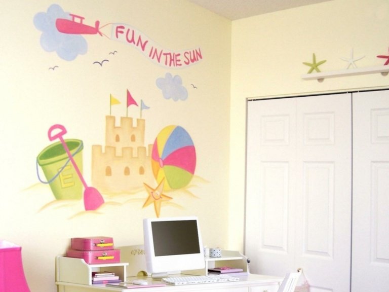 väggmålning barnrum strand sand slott hink garderob skrivbord
