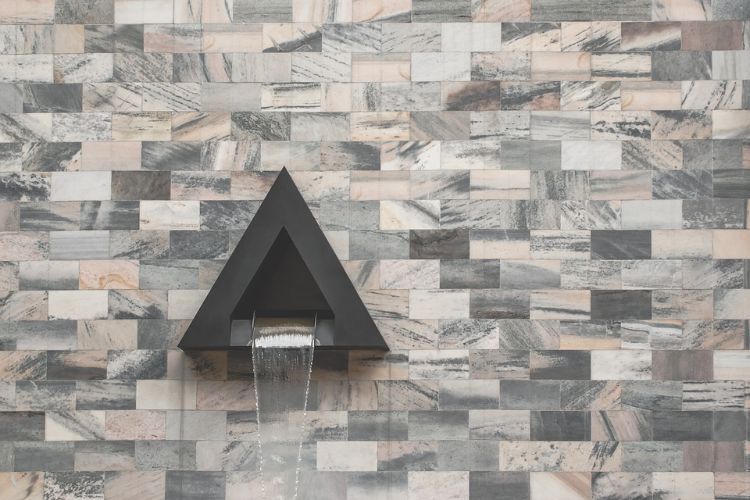 vägg fontän modern inuti utvändig design stenmur vatten har vattenstråle triangel marmor