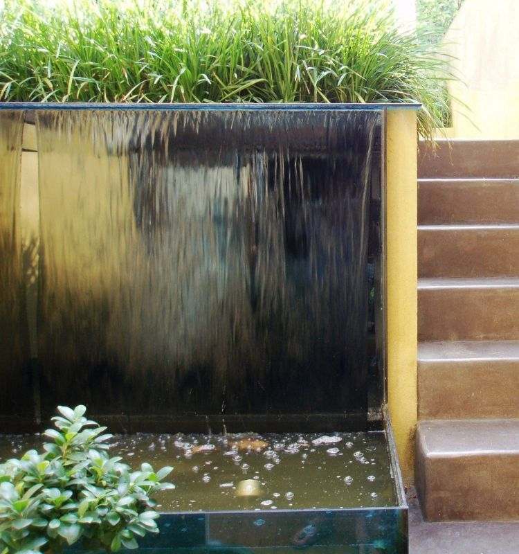 vägg fontän modern inuti utanför design stenmur vatten funktion växter trappor
