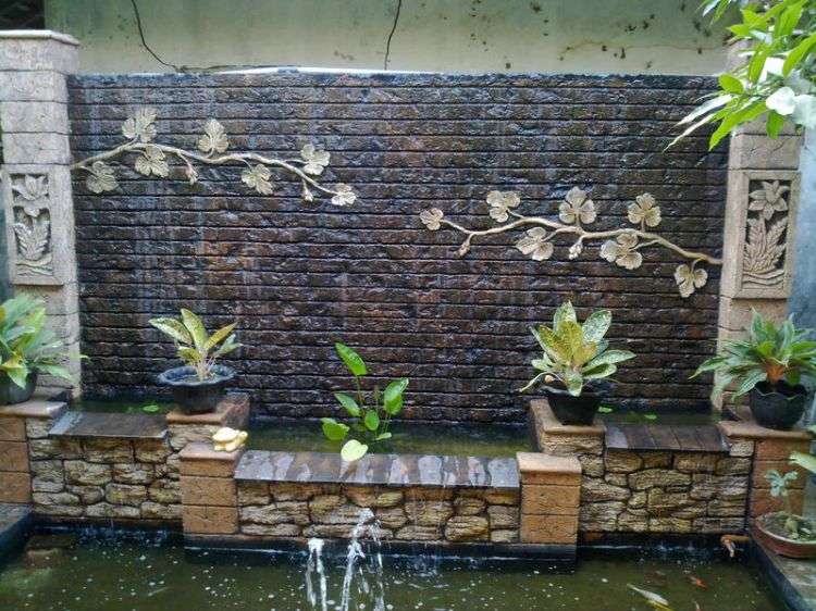 vägg fontän modern inuti utvändig design stenmur vatten funktion sändar kaskad damm växter tegel