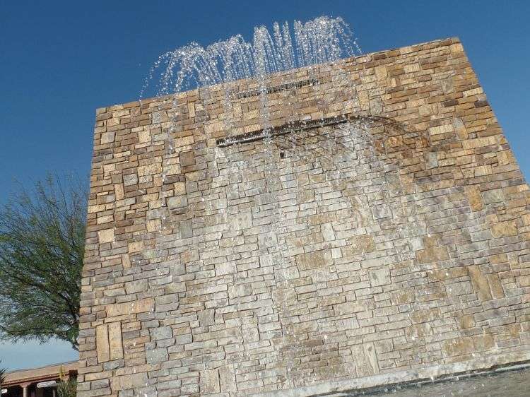 vägg fontän modern inuti utanför design stenmur vatten funktion vattenfall