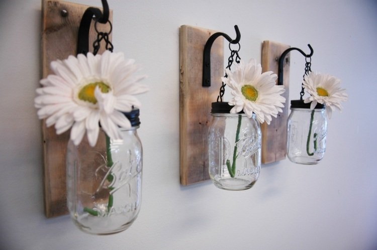 väggdekoration-trä-gör-det-själv-vaser-väggkrokar-glasburkar-vintage