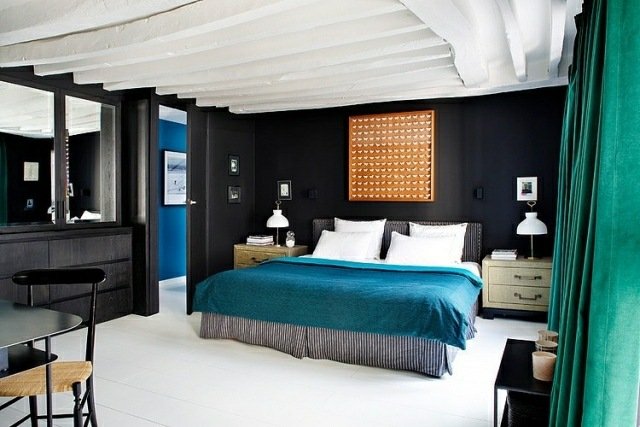sovrum-svart-vit-accent-turkos-blå-säng-täcke